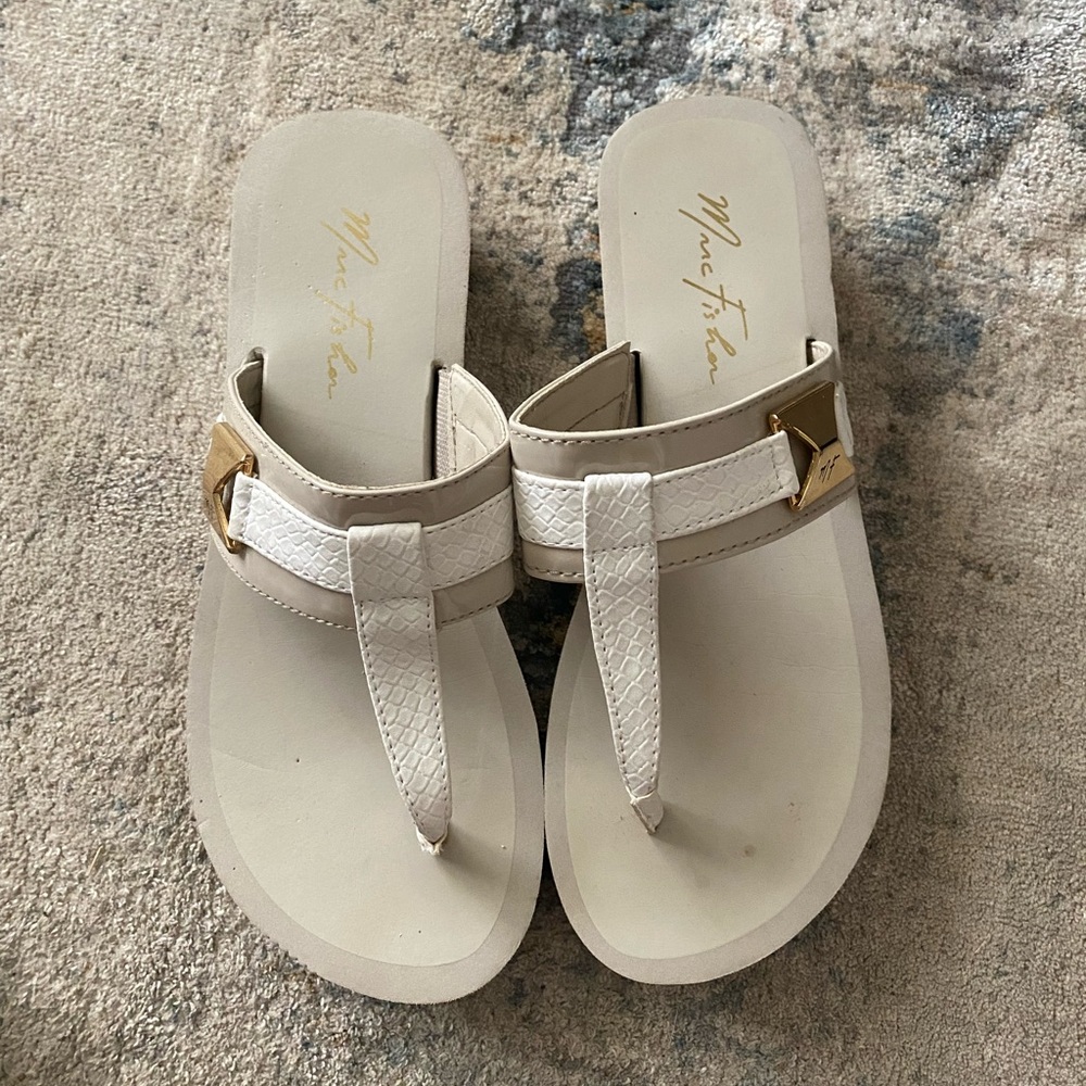 Marc Fisher Flip Flops sz6
